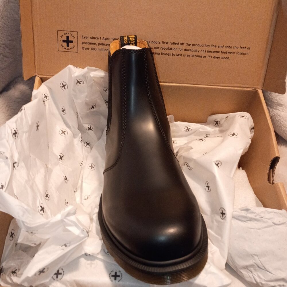NWB/Dr. Martens, Chelsea,  2986, Smooth Black Leather Ankle Boots/Men  8/Women 9
